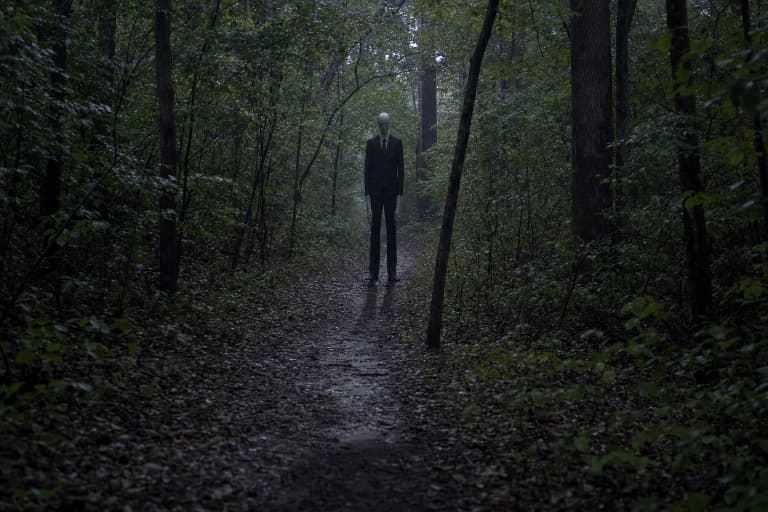 Слендермен на лесной тропе в сумерках — визуальная грамматика Marble Hornets, 2009–2014